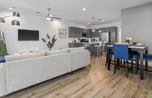 Dunean Condo | THE BLUE GEM: 2 KING Bedroom Condo Just 2 Miles to Downtown Greenville!