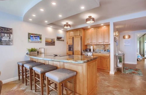 North Pacific Beach Condo | The Blue Grotto: 11th fl. ocean view+parking+pool!