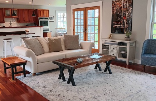 Jamestown House | The Blue Peter House at Jamestown Village - Walk Downtown + 5 min drive to beach