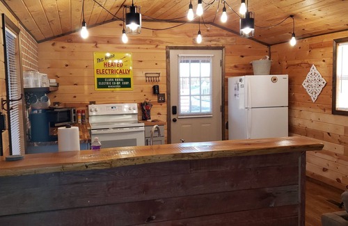 Frenchburg Cabin | The Bluff on Amos with Amazing views and Hot Tub