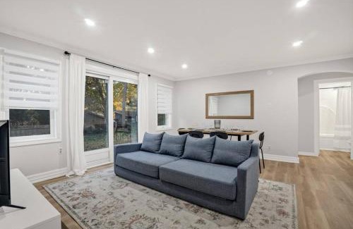 Peterborough Apartment | The Blushwood Suite Mins to DT & Trails