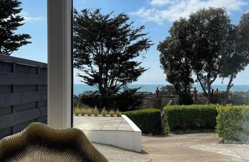 Hythe House | The Bolt Hole Hythe panoramic sea views, parking, garden, 5 min to eurotunnel
