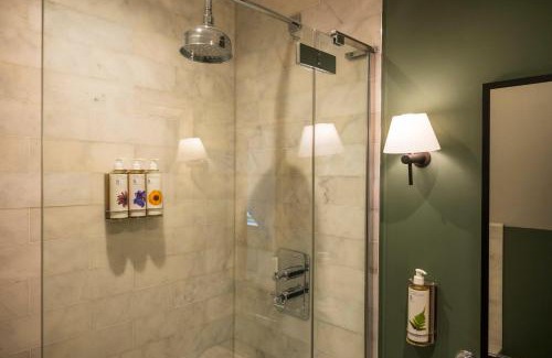 Henley Bed & Breakfast | The Bottle & Glass Inn - Barn View - Room 2