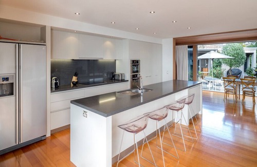 Whangapoua Cottage | The Breakers - Whangapoua Executive Holiday Home