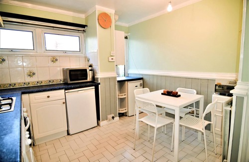 The Westside House | The Brum Home - Garden, BBQ. 2 double bedrooms + Big lounge/Quadruple bedroom