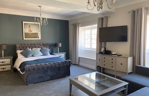 Battle Hotel | The Bull