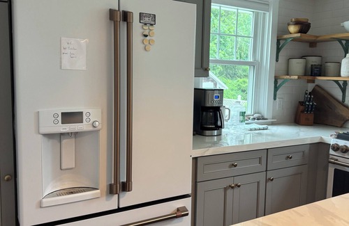 Dartmouth Cottage | The Bungalow! Charming 2-bedroom house in South Dartmouth with AC