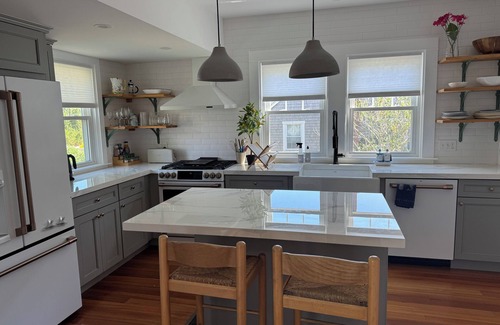 Dartmouth Cottage | The Bungalow! Charming 2-bedroom house in South Dartmouth with AC