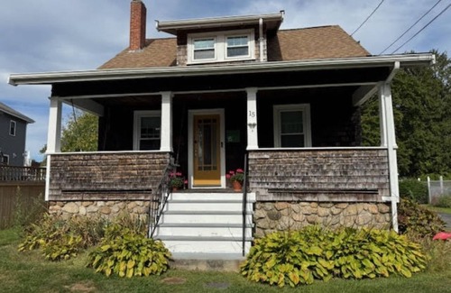 Dartmouth Cottage | The Bungalow! Charming 2-bedroom house in South Dartmouth with AC