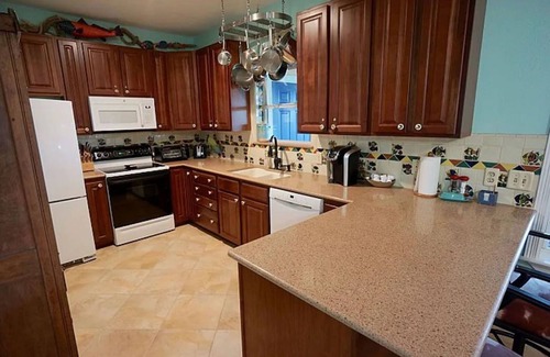 Port O Connor House | THE BUNGALOW-Delightful Getaway, ice machine, stocked pond, and awesome deck.