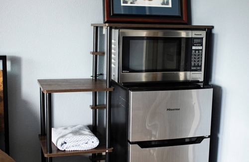 Roseburg Apartment | the Bunkhouse coyote- Private Studio Retreat Room