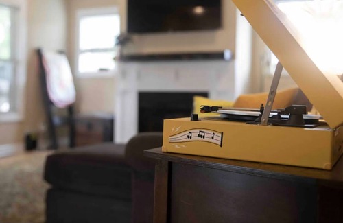 Burns House | The Burns Bungalow - Small Town Charm Near Nashville and State Park