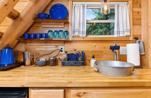 Kerns Hotel | The Cabin - Custom Tiny Home w/Log Cabin Vibe