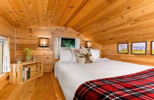 Kerns Hotel | The Cabin - Custom Tiny Home w/Log Cabin Vibe