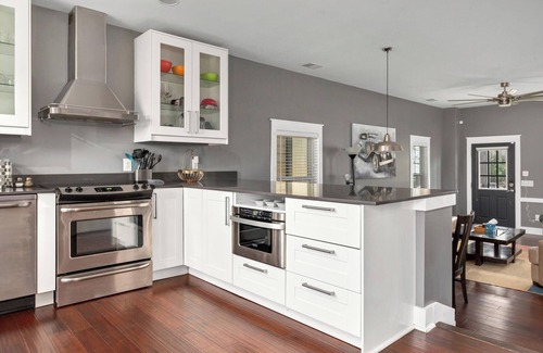 Hope Gardens House | The Capitol District House-inside downtown lp & parking pad for two+free street
