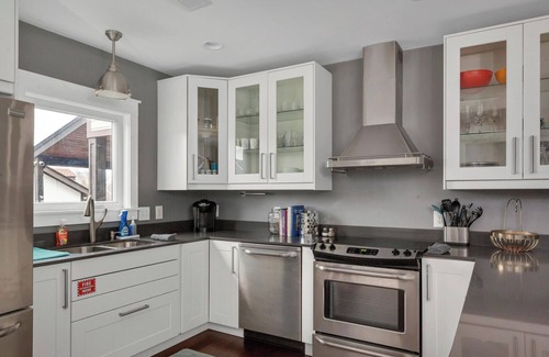 Hope Gardens House | The Capitol District House-inside downtown lp & parking pad for two+free street