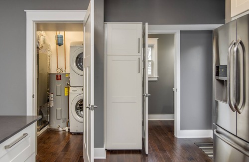 Hope Gardens House | The Capitol District House-inside downtown lp & parking pad for two+free street