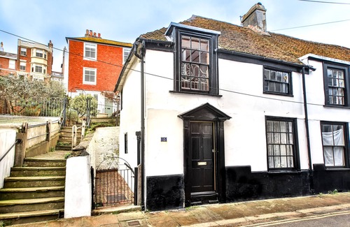 Old Town Hastings Apartment | The Captains Cottage