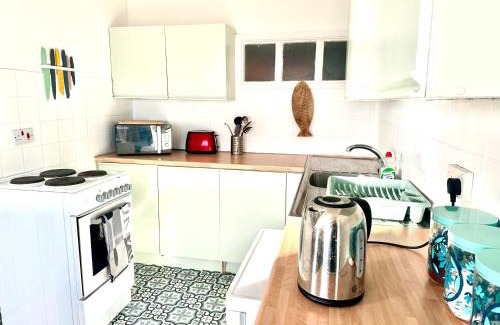 St Leonards-On-Sea Apartment | The Captains Lookout-Sleeps 6!