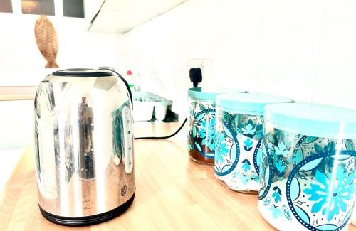 St Leonards-On-Sea Apartment | The Captains Lookout-Sleeps 6!