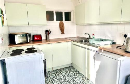 St Leonards-On-Sea Apartment | The Captains Lookout-Sleeps 6!