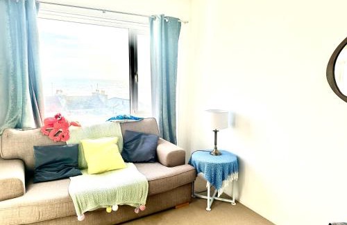 St Leonards-On-Sea Apartment | The Captains Lookout-Sleeps 6!