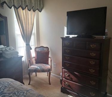 Northeast Raleigh House | The Cardinal Room