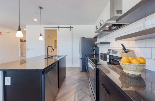 Historic Edgefield Apartment | The Carter 202 by Avantstay 1BR Balcony