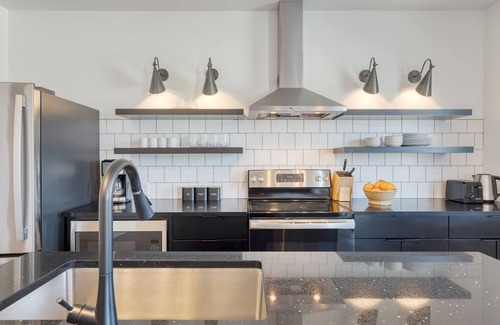 Historic Edgefield Apartment | The Carter 202 by Avantstay 1BR Balcony