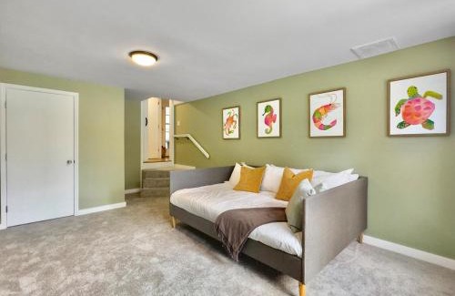 Lincolnville House | The Caspian large family house with private pool in Summerville