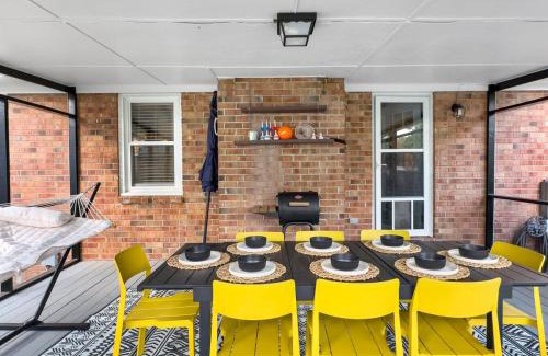 Lincolnville House | The Caspian large family house with private pool in Summerville