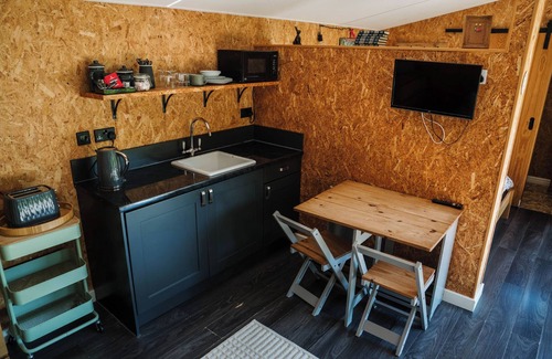 Carlisle Cottage | THE CHARD, pet friendly, with hot tub in Longtown