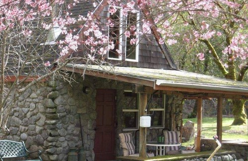 Brookings House | The Chetco River Inn Cottage-PRIVATE River Frontage, 36 acres-Relax, Swim, Fish