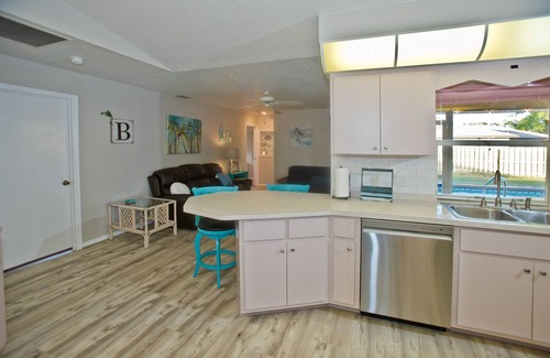 North Port House | The Classic Floridian Oasis; Close to SW Beaches, Huge Lanai & Heated Pool"