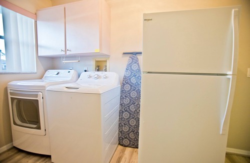 North Port House | The Classic Floridian Oasis; Close to SW Beaches, Huge Lanai & Heated Pool"