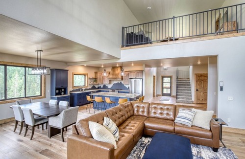 Lead House | The Cliffhanger - Gorgeous views! Indoor Outdoor Fireplace and Hot tub!