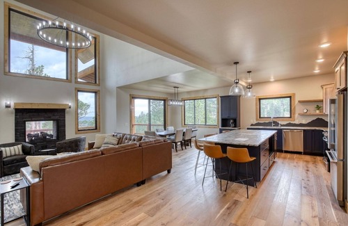 Lead House | The Cliffhanger - Gorgeous views! Indoor Outdoor Fireplace and Hot tub!