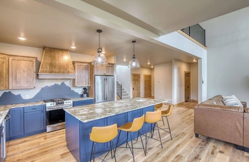 Lead House | The Cliffhanger - Gorgeous views! Indoor Outdoor Fireplace and Hot tub!
