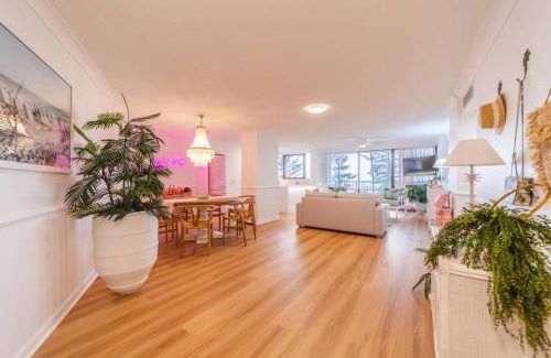 Burleigh Heads Apartment | The Coconut Crib- Waterfront Burleigh Beach