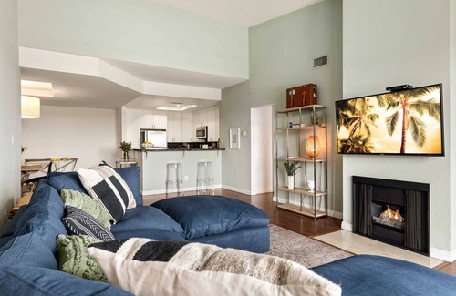 Sawtelle Condo | The Comfy & Cozy Suite