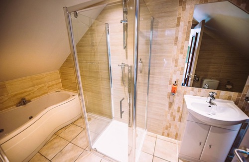 Wishaw Hotel | The Commercial Hotel