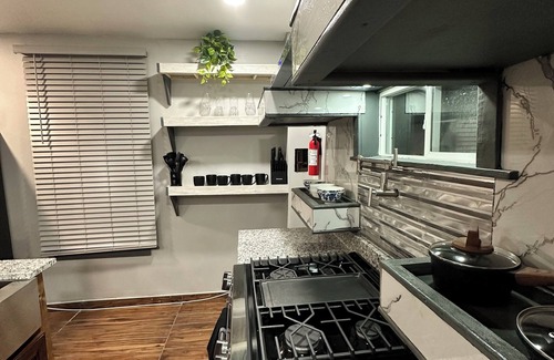 Detroit House | The Compound- ADULTS-ONLY 3-bedroom house with Hot Tub & Lounge —NO PARTIES!
