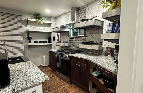Detroit House | The Compound- ADULTS-ONLY 3-bedroom house with Hot Tub & Lounge —NO PARTIES!