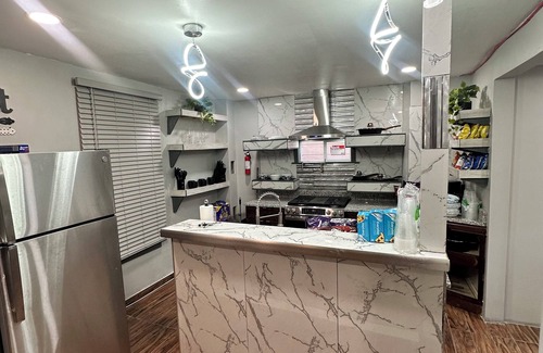 Detroit House | The Compound- ADULTS-ONLY 3-bedroom house with Hot Tub & Lounge —NO PARTIES!