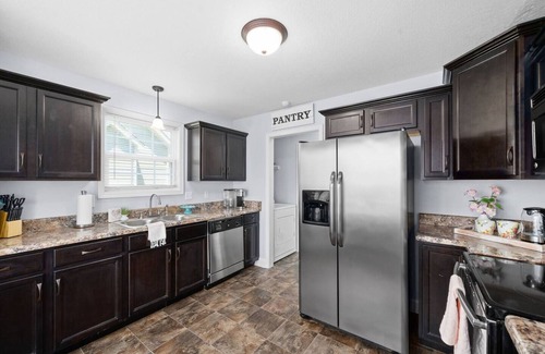 Clarksville House | The Convenient Cul-de-sac Home for 6