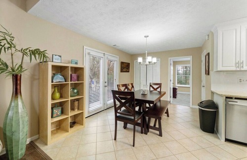 Conyers House | The Conyers Oasis - 10 mins to horse park!