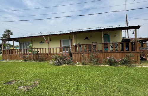 Port O Connor House | The Copenhagen Bungalow with 1 bedroom in Port O'Connor with AC