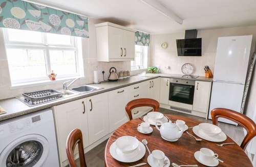 Burgh le Marsh Cottage | THE COTTAGE, pet friendly, with a garden in Burgh Le Marsh