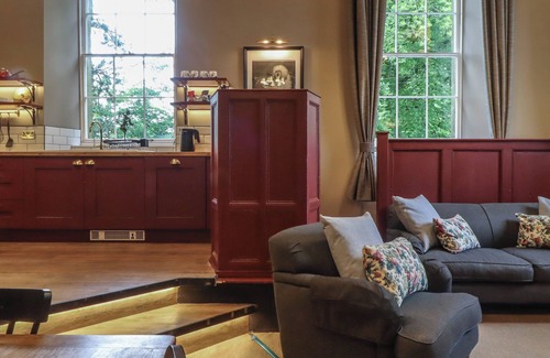 Ingleton House | THE COURT, character holiday cottage, with a garden in Ingleton