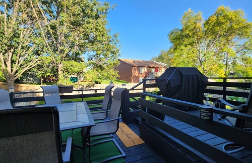 Millard House | The Cove In New Millard 3Bed 2Bth Hotub Multi-lvl Deck Seats 8. Modern Split lvl